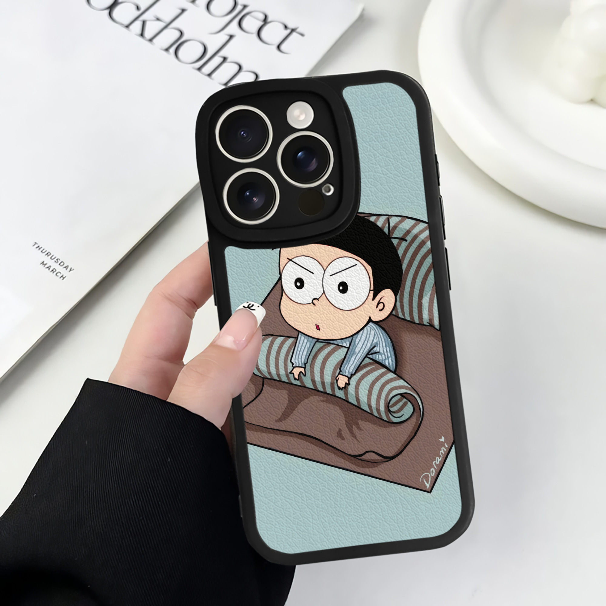 （画像用） ドラえもん Doraemon 【iPhone 16シリーズ対応】シリコンスマホケース（レザー調） 材質：シリコン